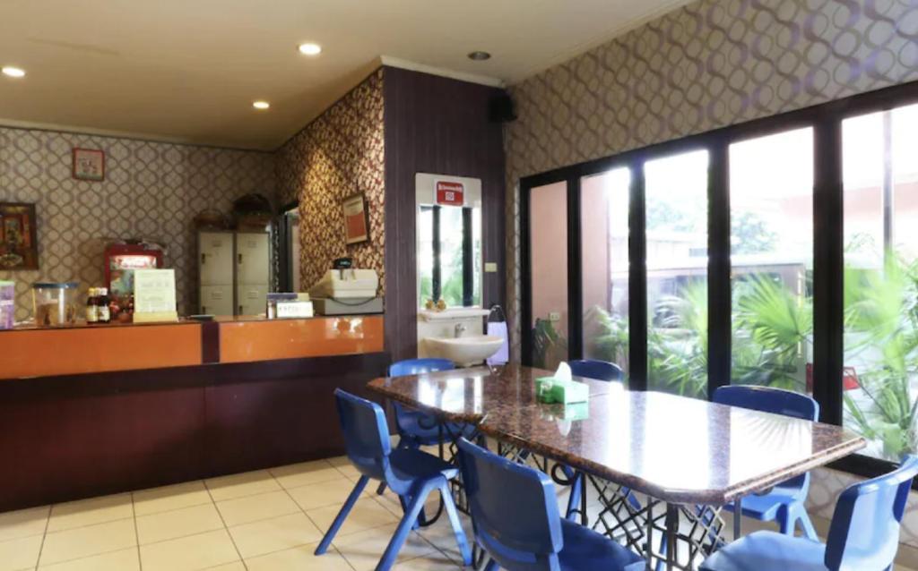 Hotel 678 Kemang Powered By Cocotel Jakarta Exterior photo